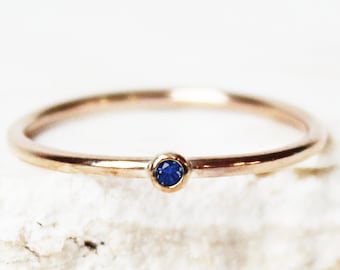 Anello minuscolo con pietra portafortuna di settembre, anello con zaffiro, anello con pietra preziosa, anello impilabile con pietra portafortuna, regalo di gioielleria per lei, gioiello personalizzato per il compleanno