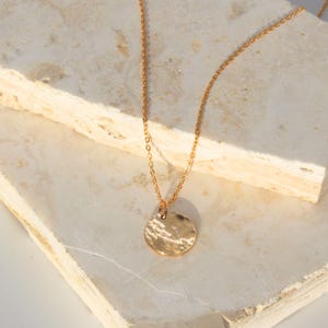 Collier à pendentif fin martelé, plaqué or 14 carats, bijou minimaliste, chaîne délicate avec pendentif martelé image 7