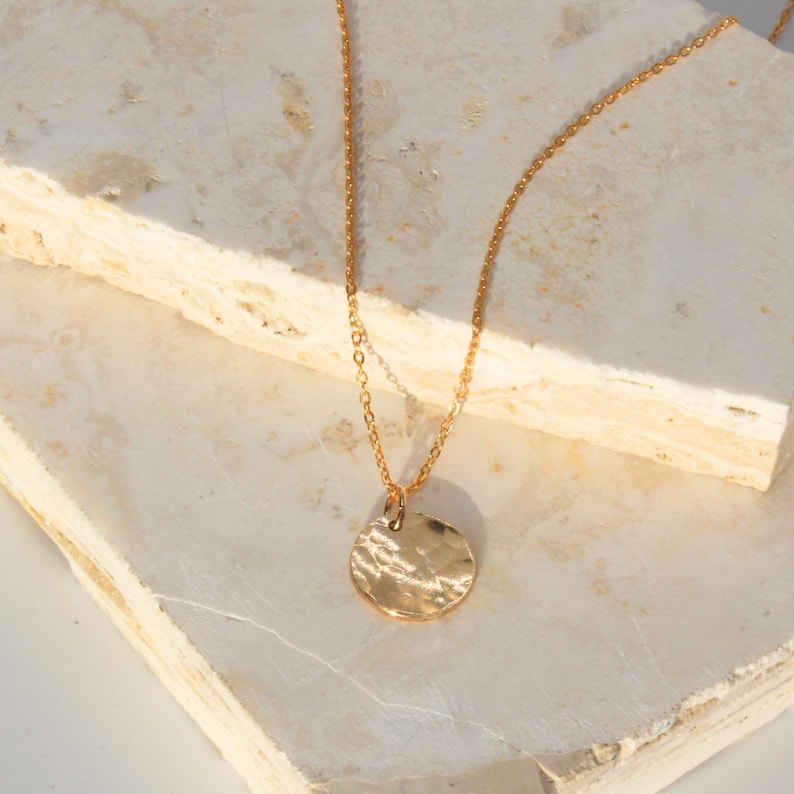 Collier à pendentif fin martelé, plaqué or 14 carats, bijou minimaliste, chaîne délicate avec pendentif martelé image 7