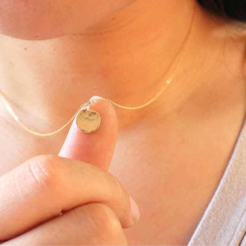 Collier à pendentif fin martelé, plaqué or 14 carats, bijou minimaliste, chaîne délicate avec pendentif martelé image 8