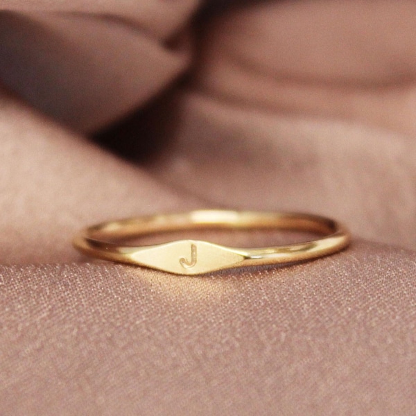 Chevalière - bague initiale personnalisée - bague initiale - chevalière personnalisée - chevalière en or 14 carats - bague superposable en or - bague en or rempli
