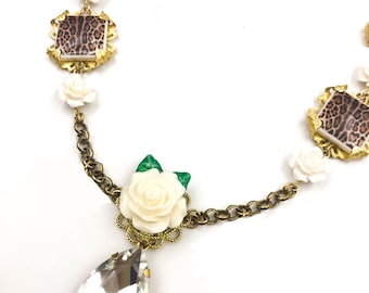 Collier en mosaïque léopard orné de roses blanches, style sicilien. Fabriqué sur commande.