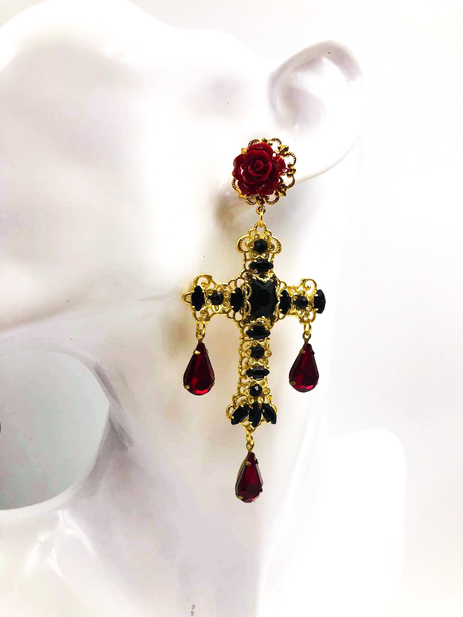 Boucles D'oreilles Longues Dolce & Gabbana - Cœur Rouge émail, Fleur De Lys, Fermoir Clip, Occasion