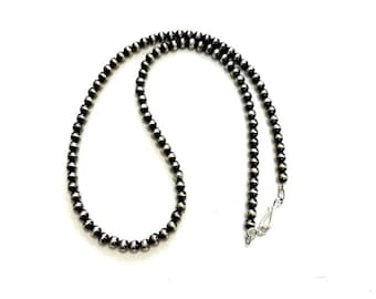 Collar hecho a mano con cuentas de plata de ley y perlas navajo de 4 mm, 76 cm de largo.