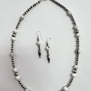 Set van sterlingzilveren Navajo-parelkralen en witte magnesietketting oorbellen