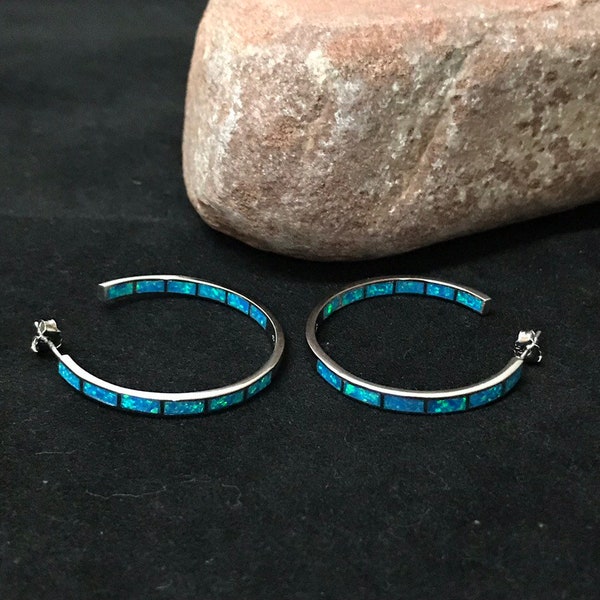 Aros de plata de ley 925 maciza con incrustaciones de ópalo de fuego azul de 31 mm de ancho y 1-1/4'' de ancho.