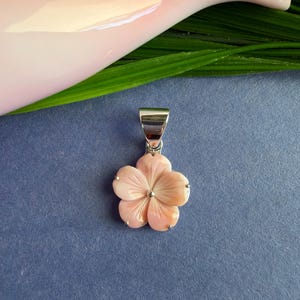 Rosa drottning snäckskal sterlingsilver snidad blommahänge