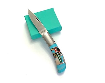 Navaja de bolsillo pequeña de una sola hoja con incrustaciones multicolores y turquesa, navaja plegable de 5 pulgadas de largo abierta.