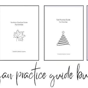 Könnte beinhalten: Ein Bundle aus vier weißen Ratgebern mit schwarzem Text und Strichzeichnungen. Die Ratgeber tragen die Titel: Mabon, Samhain, Yule und Imbolc Practice Guide for Families. Die Worte "Pagan practice guide bundle" sind darunter in Kursivschrift geschrieben.