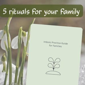 Op de afbeelding: Een lichtgroene rechthoekige gids getiteld Imbolc Practice Guide for Families met een zwarte lijntekening van een kiemplantje. Daarboven toont een donkergroene banner de witte tekst 5 rituals for your family, naast witte sneeuwklokjes.