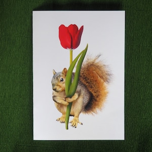 Carte imprimable Écureuil avec tulipe rouge