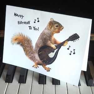 Carte d'anniversaire imprimable chant écureuil jouant de la mandoline, carte numérique écureuil