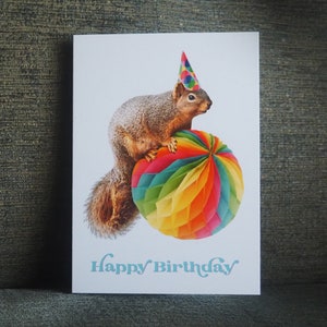Carte d'anniversaire Écureuil sur boule arc-en-ciel