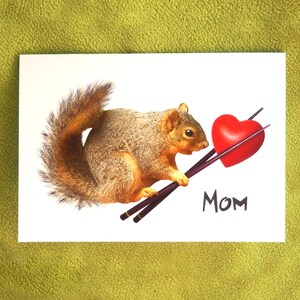 Carte de maman imprimable Écureuil avec coeur en baguettes, carte numérique de fête des mères écureuil