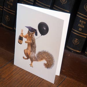 Écureuil avec ballon noir et carte de graduation imprimable au champagne, écureuil diplômé numérique