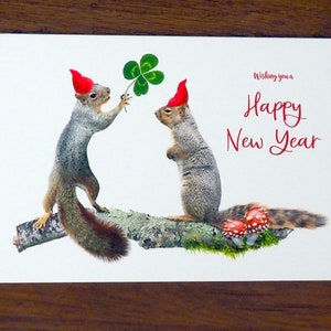 Écureuils dans Red Hats Carte de bonne année