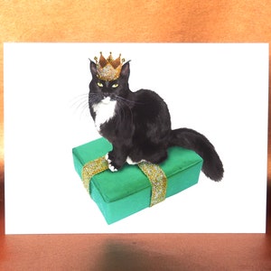 Chat smoking portant une couronne sur une carte cadeau d'anniversaire, carte d'anniversaire chat paillettes