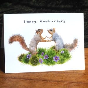Carte joyeux anniversaire écureuils dans l'herbe