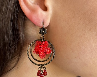 Pendientes de aro dobles florales rojos de Colleen Toland, hechos a mano con flores, alambre y cuentas, estilo moderno, vintage y romántico.