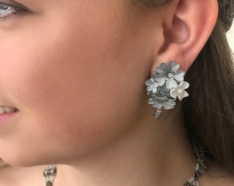 ヴィンテージジュエリーデザイナー、コリーン・トーランドによる、白のアクセントが入ったダブグレーのフラワーイヤリング