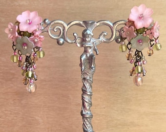 コリーン・トーランド ウィンターローズ ピンク グリーン ドロップ フローラル イヤリング ダングル ハンドメイド ロマンティック 女性用 ジュエリーデザイナー