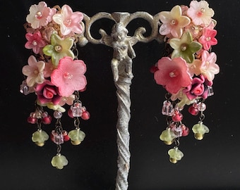 Pendientes colgantes Colleen Toland Spring Blooms, con forma de rosa, cuentas rosas y fucsia, hechos a mano. Un regalo romántico y deslumbrante.
