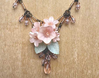 COLLEEN TOLAND フェアリーピンクトランペットペンダントネックレス ビーズガラス ハンドメイド ロマンチック 繊細な花柄 女性用ジュエリー レトロ