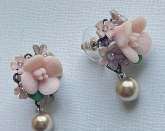 コリーン・トーランド「シェル」ピンクパールドロップイヤリング ハンドメイド ロマンチック フラワー 花柄 女性用 デザイナー ダングル デリケート 可憐