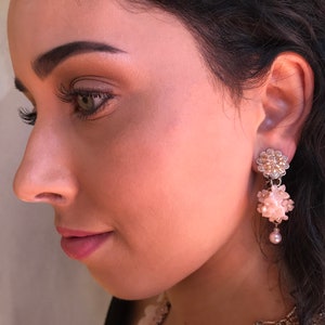 Pendiente con cuentas de gota de helado en rosa suave de la diseñadora de joyería VIntage Colleen Toland