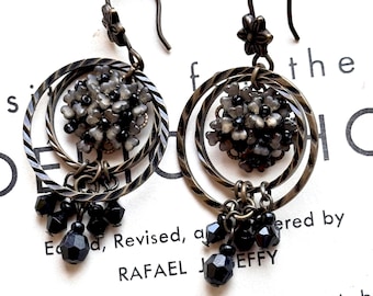 Pendientes de aro dobles de oro y ónix de Colleen Toland, hechos a mano con cuentas florales y alambres negros, estilo moderno, romántico y vintage.