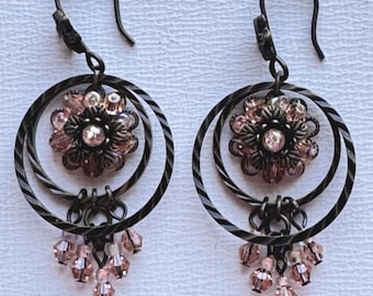 Pendientes de aro dobles de cristal rosa de Colleen Toland, hechos a mano, colgantes, con cuentas y alambre.
