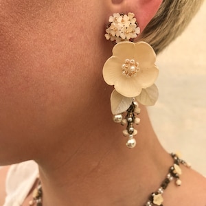 Pretty Cream Big Flower Earring