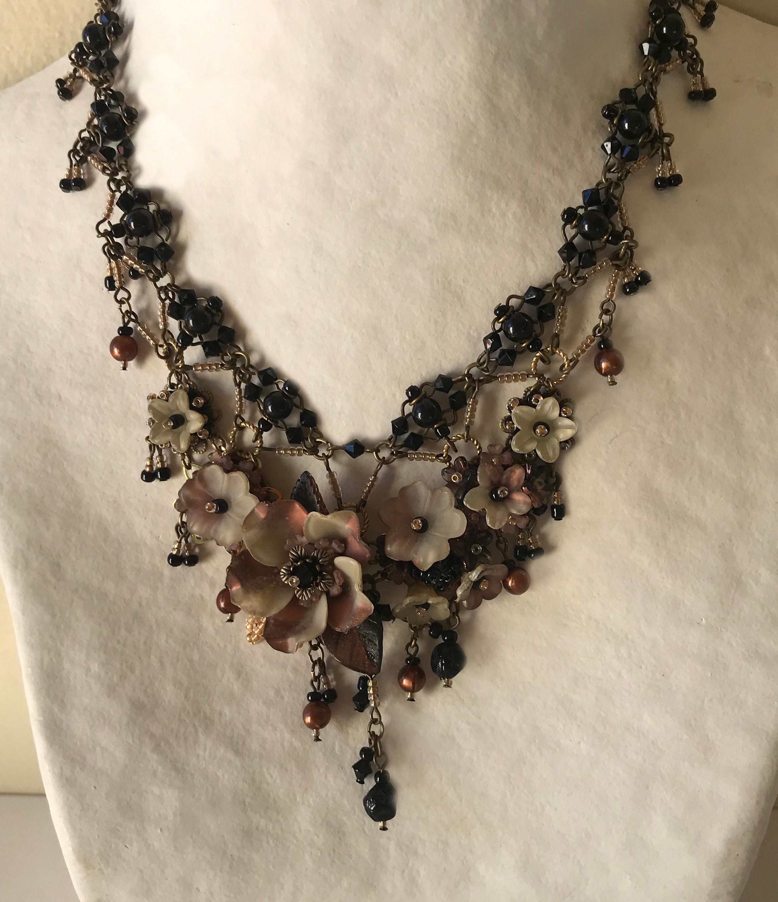 ヴィンテージジュエリーデザイナーCOLLEEN TOLANDによる、黒と