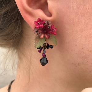 Pendientes de cuentas con rosas de té negras y rojas de la diseñadora de joyas vintage Colleen Toland