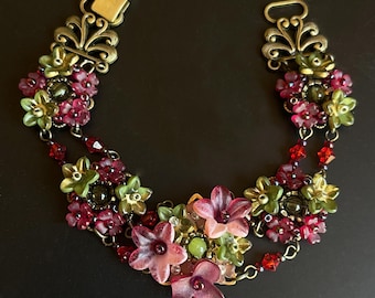 コリーン・トーランド作、ティーローズの手作り、繊細なビーズの赤と緑の花のブレスレット、ロマンチックでヴィンテージ感あふれる上品なデザイン