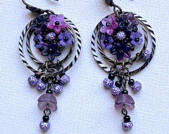 Pendientes de aro dobles morados de Colleen Toland, hechos a mano, con flores y cuentas, estilo moderno y romántico.