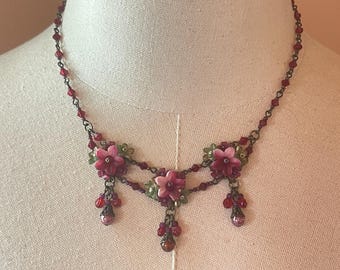 コリーン・トーランド ティーローズ トライフラワー レッドフラワーネックレス ハンドメイド ロマンティック レディースジュエリー ビーズ 繊細 可憐な花柄 ヴィンテージ デザイナー