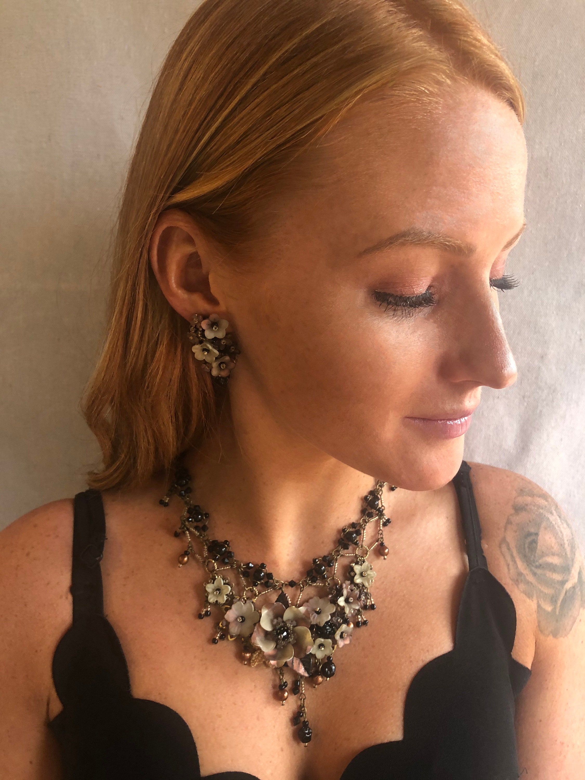 ヴィンテージジュエリーデザイナーCOLLEEN TOLANDによる、黒と