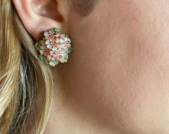 コリーン・トーランド ビクトリア朝のローズ ポジー フラワー イヤリング ハンドメイド ロマンチック ヴィンテージ レトロ ダスティ ピンク フローラル 女性用 クリップオン ピアス ボタン 上品