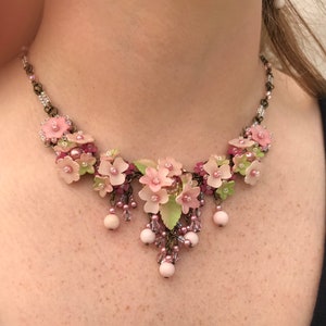 COLLIER ROSE BONBON/Perles à la main/Bijoux artisanaux/Par la créatrice de bijoux vintage Colleen Toland