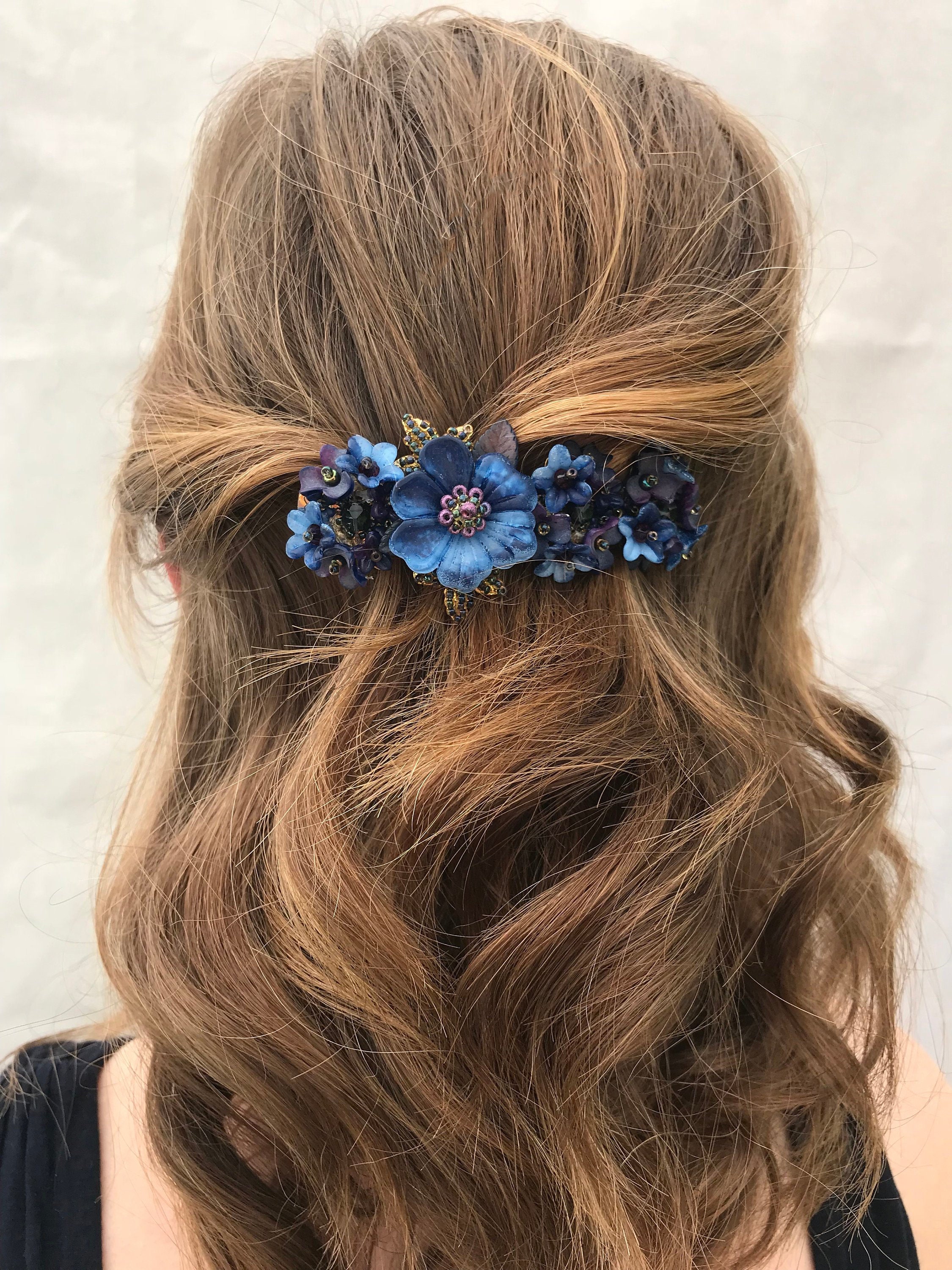マディソンブルー　MADISON BLUE ヘアバレッタ　ヘアアクセサリー COLLEEN TOLAND ネイビーブルー フラワーバレッタ ブルーバレッタ