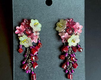 コリーン・トーランド ティーローズ レッド グリーン ビーズ フローラル イヤリング ハンドメイド ロマンチック ドロップ ダングル 女性用 花 ヴィンテージ デザイナー