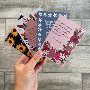 Set di segnalibri floreali botanici – Formato A7 – Confezione da 4 – Regalo ideale per gli amanti dei libri – Bellissimo set di biglietti con le Scritture a tema floreale
