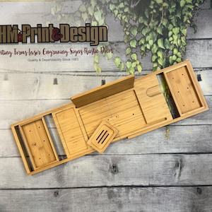 Puede incluir: Un caddy de baño de bambú con múltiples compartimentos para guardar los artículos de baño esenciales. El caddy tiene un soporte para libros integrado y un jabonera. El caddy está hecho de bambú natural y está diseñado para caber en una bañera.
