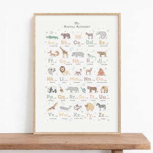 Alfabetafdruk safaridieren — Neutrale jungle muurkunst voor baby- en kinderkamers