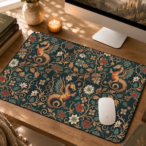 Puede incluir: Una alfombrilla de escritorio rectangular con fondo verde azulado oscuro y un patrón repetitivo de dragones dorados, rosas rojas, flores blancas y enredaderas doradas. La alfombrilla está sobre una superficie de madera con un ratón blanco.