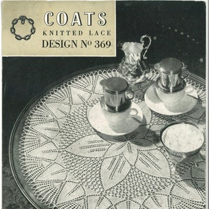 Puede incluir: Una imagen en blanco y negro de un encaje de ganchillo sobre una mesa de madera. El encaje es de diseño circular con un motivo central de hojas. El encaje está trabajado con algodón Coats Mercer-Crochet. El texto "COATS KNITTED LACE DESIGN Nº 369 WORKED WITH COATS MERCER-CROCHET COTTON PRICE 4d" está impreso en la página.