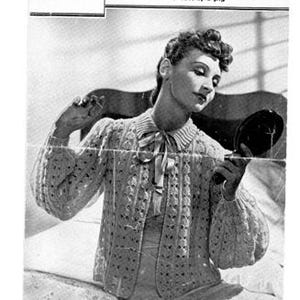 Op de afbeelding: Zwart-wit vintage breipatroon voor een gehaakte bedjas. Het patroon heet "Sweet Bed-Jacket" en is afkomstig uit Weldons Leaflet No. 300. Het patroon gebruikt 9 ons 3-draads garen.