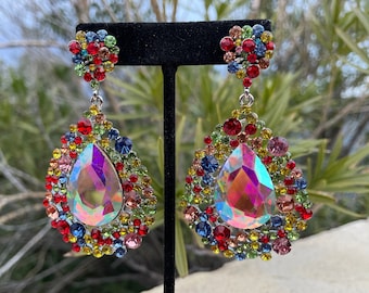 Boucles d'oreilles en strass multicolores, boucles d'oreilles de reconstitution historique irisées multicolores, boucles d'oreilles de salle de bal multicolores