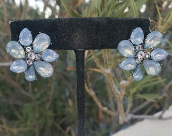 Lichtblauwe oorbellen, lichtblauwe grote studs, babyblauwe strass oorbellen, pastelblauwe oorbellen